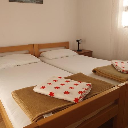 Apartmani Mile Krk Town Exteriör bild