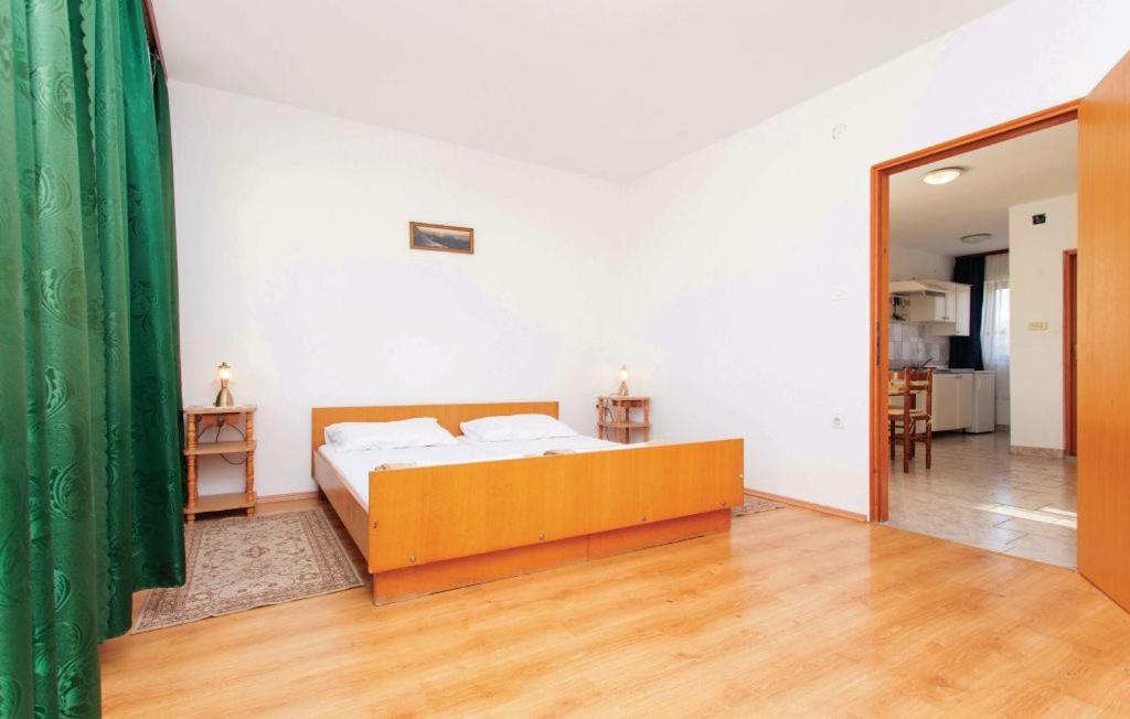 Apartmani Mile Krk Town Exteriör bild