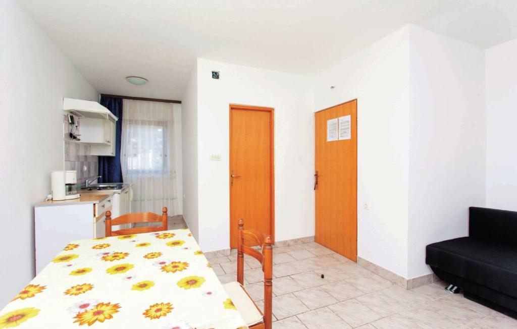 Apartmani Mile Krk Town Exteriör bild