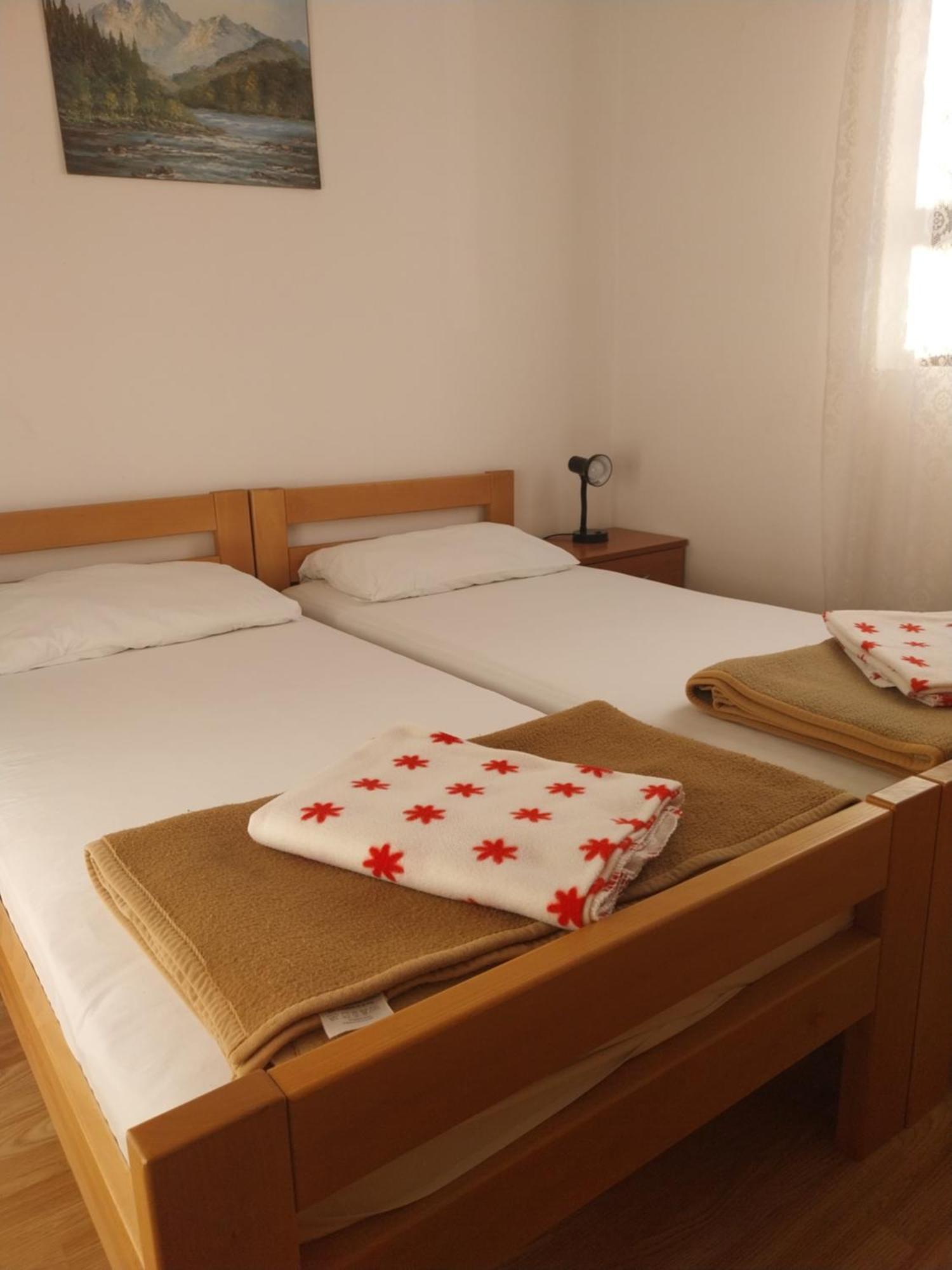Apartmani Mile Krk Town Exteriör bild