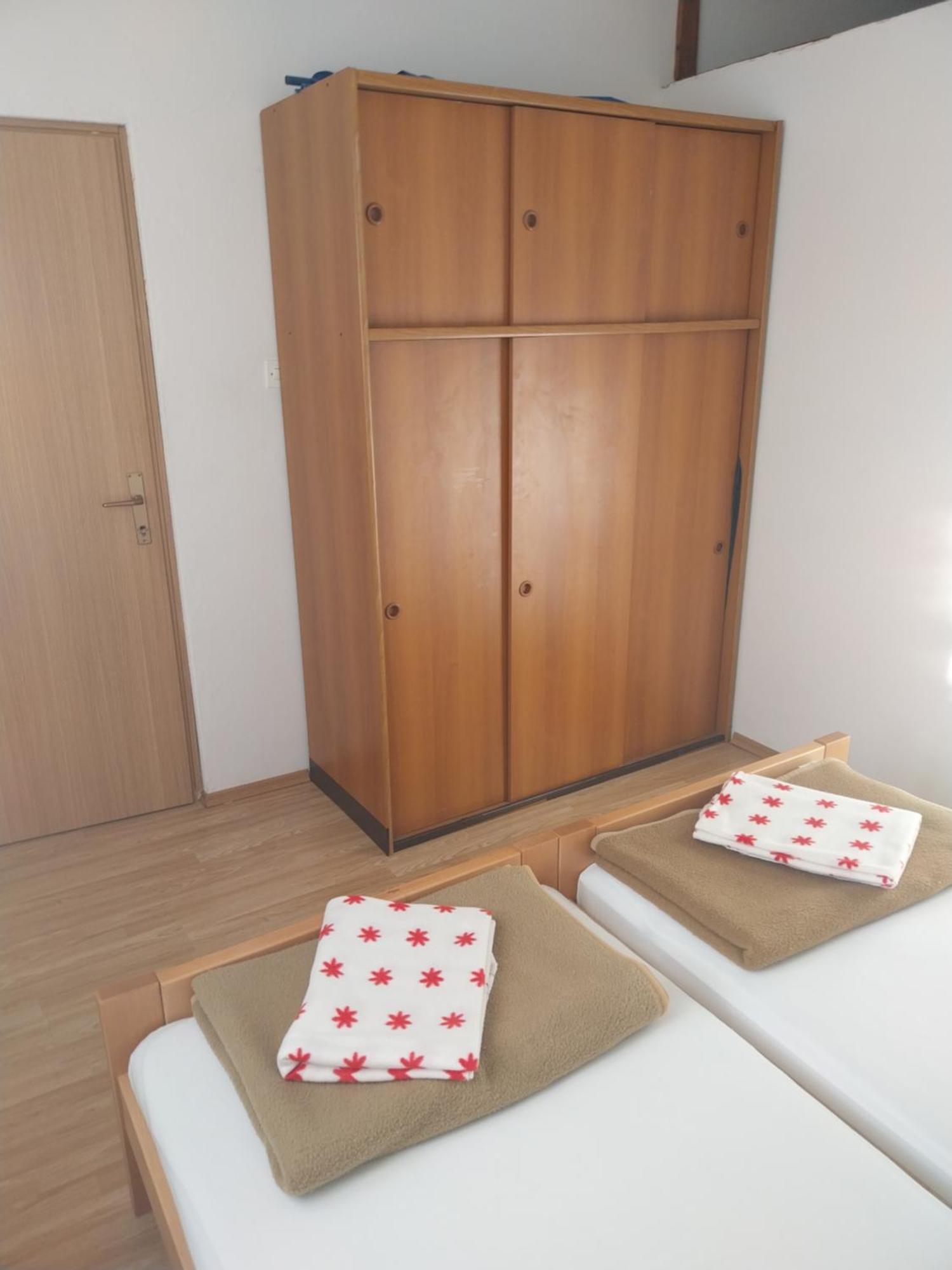 Apartmani Mile Krk Town Exteriör bild